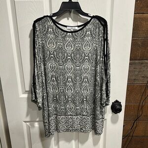 Rose & Olive Black and White Graphic 3/4 Sleeve Blouse T159